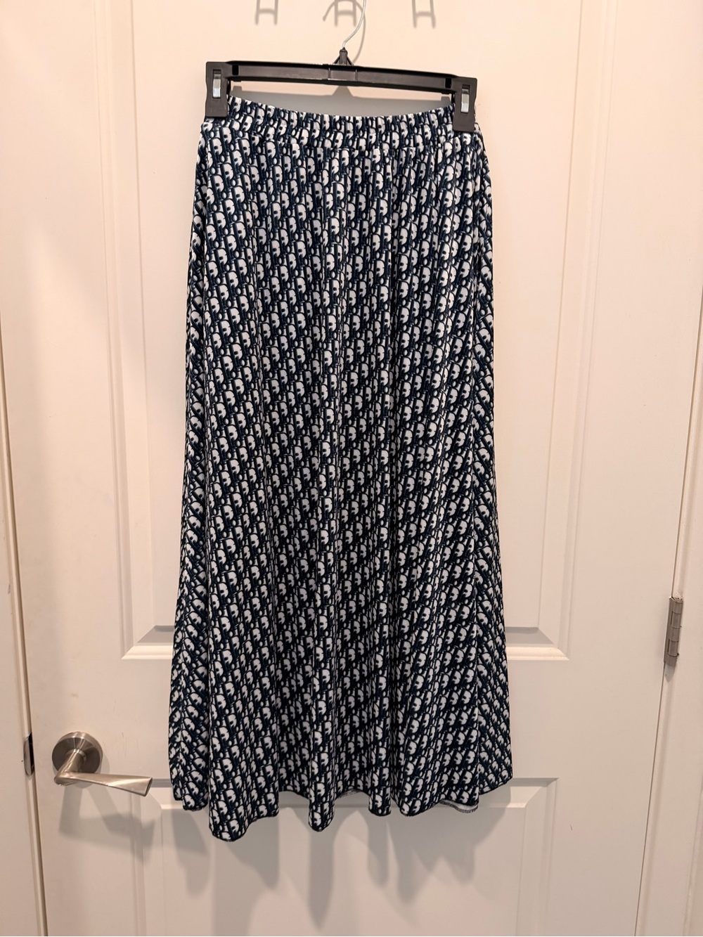 Christian Dior Navy Blue
Oblique Jacquard Logo
Pattern Elastic Waist Midi